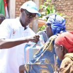 Le Deuxième Vice-Président du Sénat octroie une aide à la population des zones Kiguhu et Mugondo en commune Mpinga-Kayove