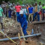 Le Président du Sénat s&rsquo;associe à la population de Bukinanyana lors des travaux de captage d&rsquo;eau