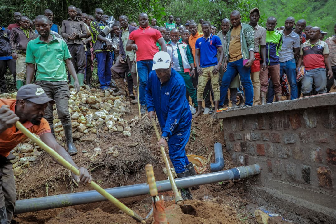 Le Président du Sénat s&rsquo;associe à la population de Bukinanyana lors des travaux de captage d&rsquo;eau