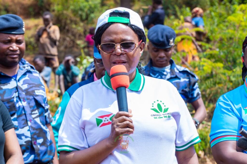Le Premier Vice-Président du Sénat interpelle la population de la commune Mwaro à s&rsquo;atteler aux travaux d’auto-développement