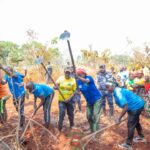 Les Vice-présidents du Sénat participent aux travaux d’entretien de la route joignant les zones Gatabo et Mugeni de la commune Makamba