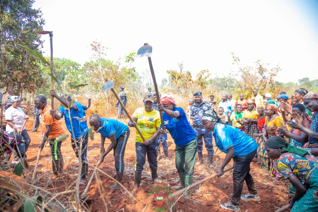 Les Vice-présidents du Sénat participent aux travaux d’entretien de la route joignant les zones Gatabo et Mugeni de la commune Makamba