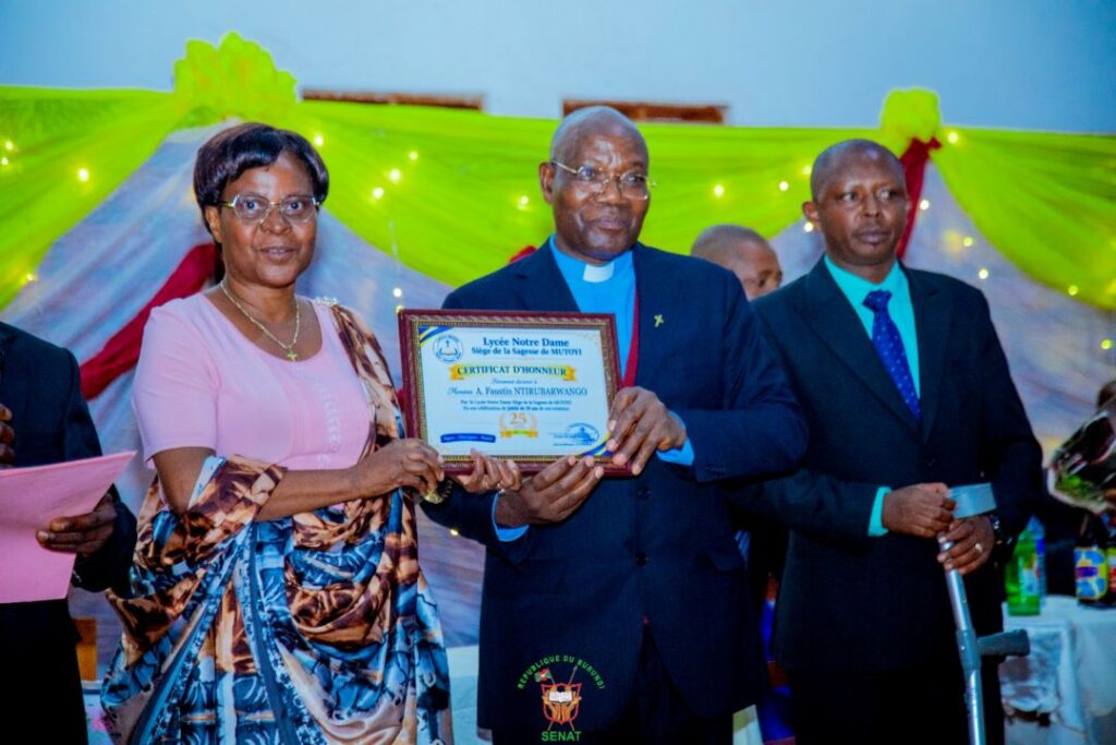 Le 1er Vice-Président du Sénat honore les cérémonies du Jubilé d’argent du Lycée Notre Dame Siège de la Sagesse de Mutoyi